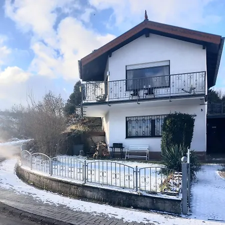 Eifel Mit Hunden Schwalbennest * Schalkenmehren